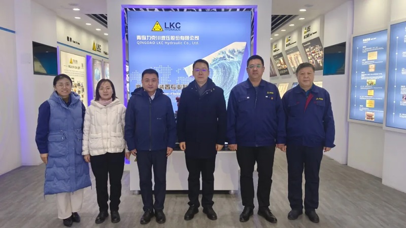 高新區(qū)工委委員、管委副主任張建軍一行蒞臨青島力克川液壓股份有限公司調(diào)研指導1.jpg